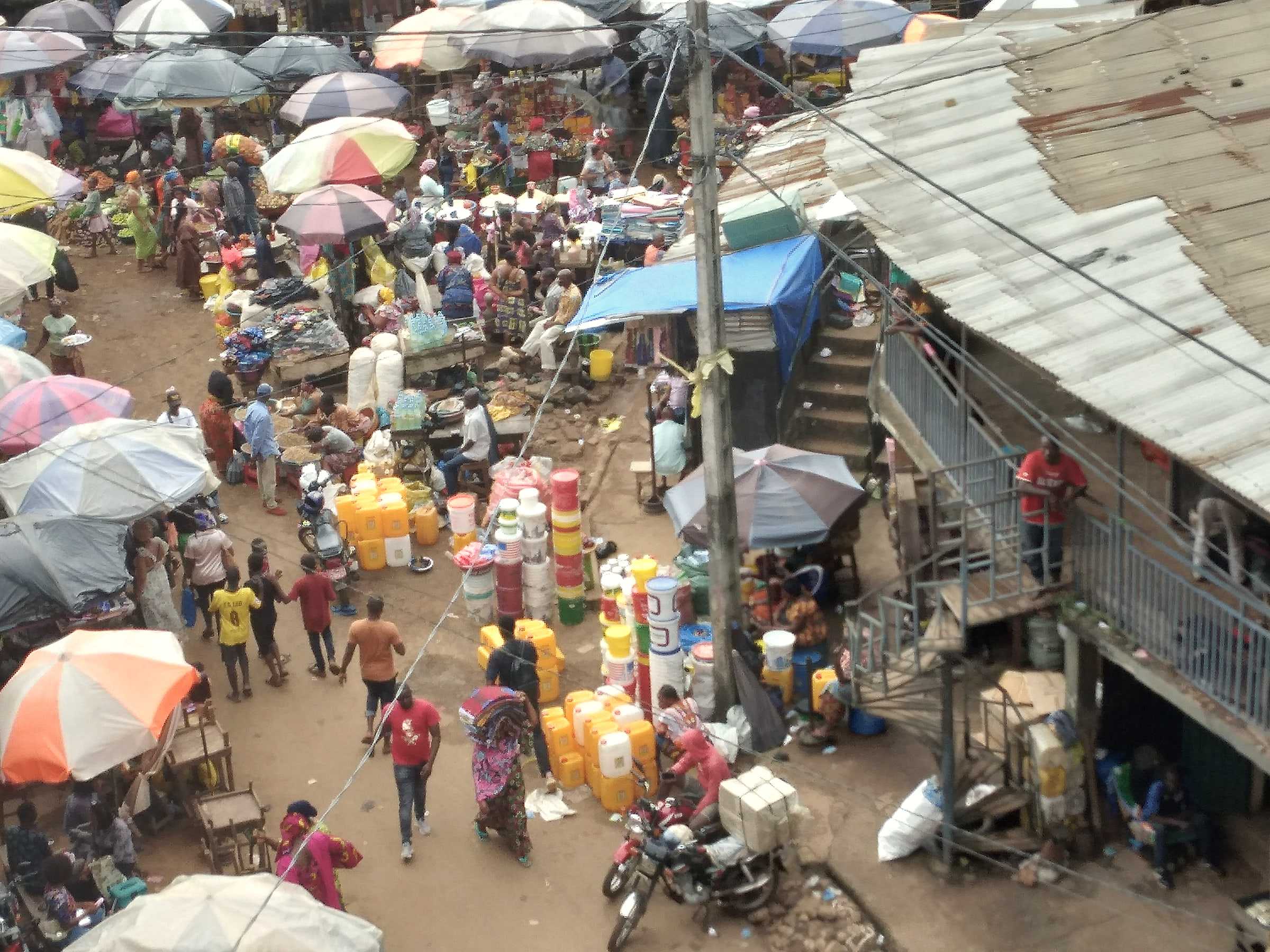Le marché de Madina à Conakry, vu d’en haut, avec sa foule et ses parasols