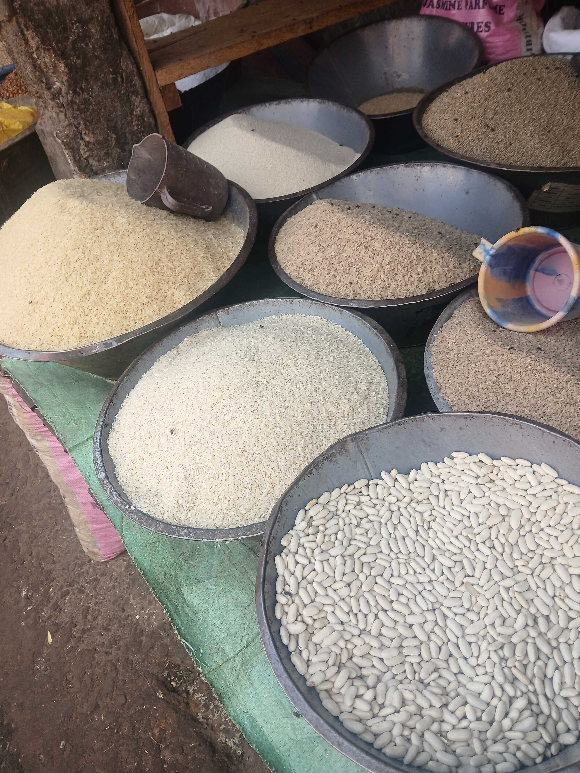 Des bassines de fonio, de riz et de haricots sur un étal